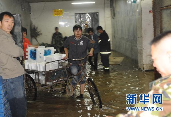 郑州自来水管再次爆裂 造成大面积居民区停水