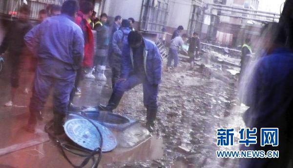 郑州自来水管再次爆裂 造成大面积居民区停水