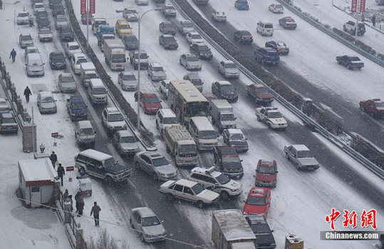乌鲁木齐大雪致交通拥堵