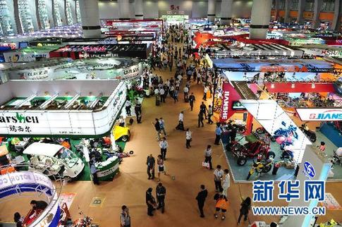 10月17日,在广交会现场,依靠电力驱动的汽车,摩托车等车辆受到关注.