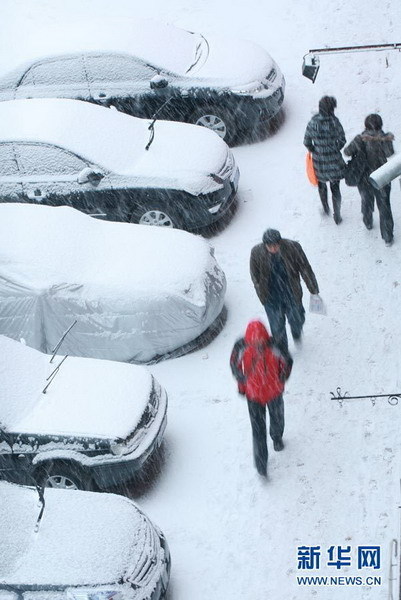 我国北方多个城市遭受暴雪袭击(图)