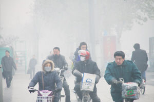 我国中东部地区大雾弥漫 交通出行受影响