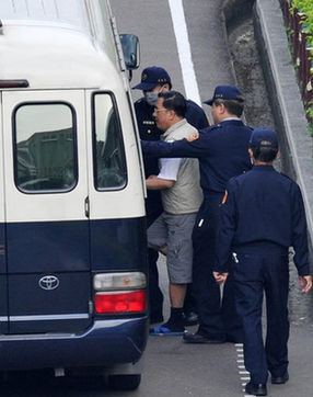 陈水扁被囚车送往台北监狱服刑(图)