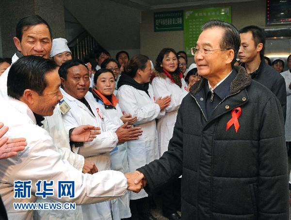 温家宝赴凉山考察艾滋病防治工作看望彝族群众侧记