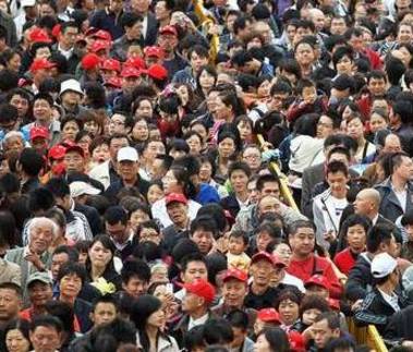今天你“挤”上去了吗?中国人的“挤”生活(组图) 读书时代挤上学,毕业后挤工作,工作后挤房子……