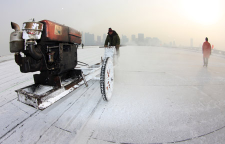 第十二届哈尔滨冰雪大世界采冰工程全面启动