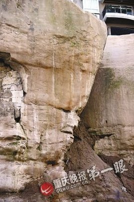 重庆巴南区现人脸岩石 每天引数百人参观