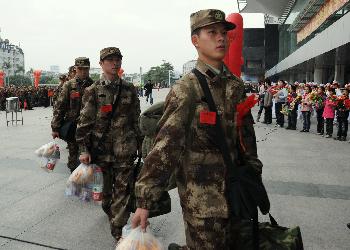 福建欢送今冬首批460名新兵离榕