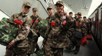 福建欢送今冬首批460名新兵离榕