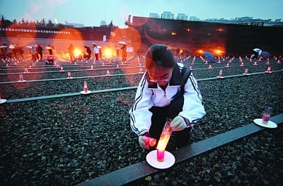 南京五千人集会悼念三十万同胞遇难73周年(图)