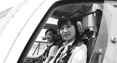 首批女子直升机飞行员上岗 四川