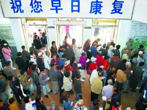 六旬老人讲述看病经历:排7次队走192级台阶(图)