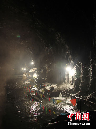 西藏墨脱公路嘎隆拉隧道贯通 创公路建设奇迹(图)