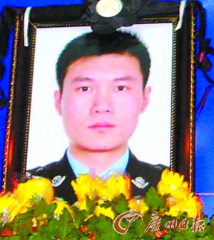 民警为护送复旦学生坠崖续:获救者愿捐款200万