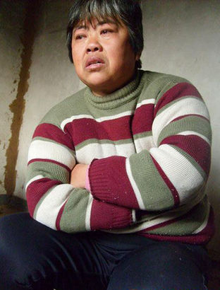 山东乐陵三岁“坚强妞”照顾截瘫父亲/图