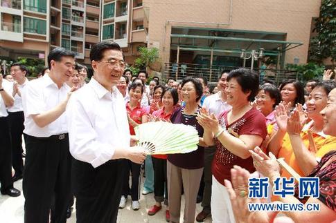 与人民在一起——中国领导人的一年足迹