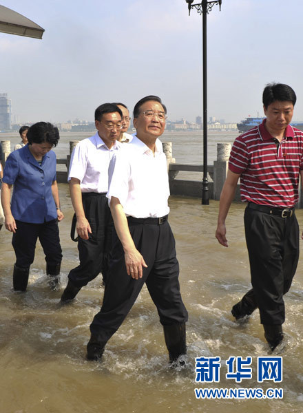 与人民在一起--中国领导人的一年足迹