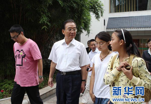 与人民在一起——中国领导人的一年足迹