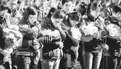 复旦黄山获救学生拜访遇难民警父母 集体喊爸妈