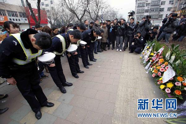 泰安社会各界自发悼念牺牲民警(图)