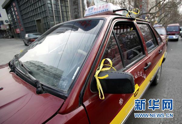 泰安社会各界自发悼念牺牲民警(图)