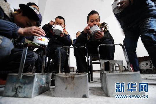 湖南小学生提着火炉上学堂
