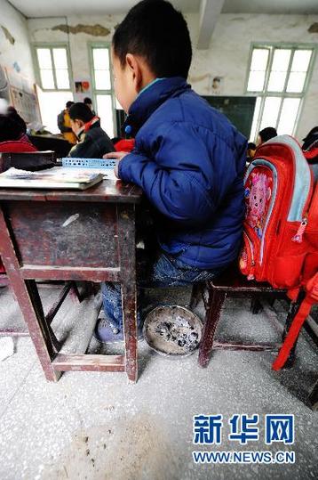湖南小学生提着火炉上学堂