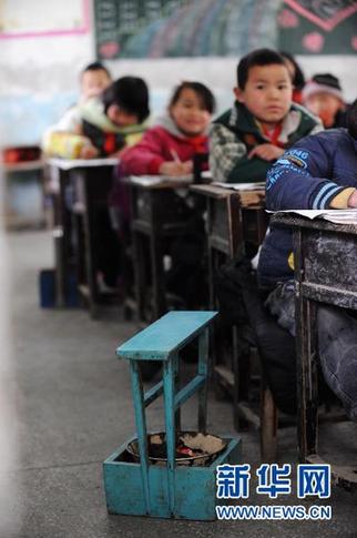 湖南小学生提着火炉上学堂