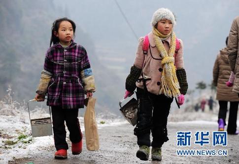 湖南小学生提着火炉上学堂