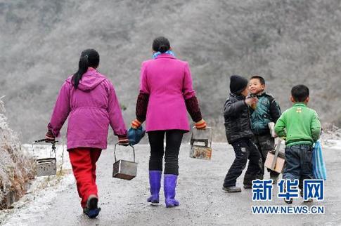 湖南小学生提着火炉上学堂