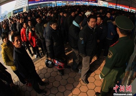 全国春运火车票发售启动 实名制售票范围扩大