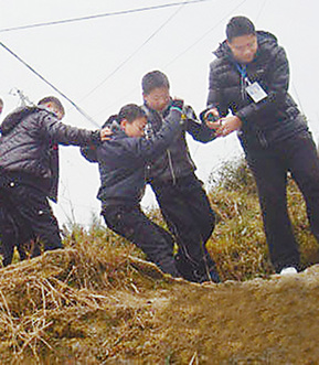直击冰灾严重五省区:冰雪中,用心温暖上学路 图