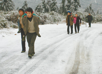 直击冰灾严重五省区:冰雪中,用心温暖上学路 图
