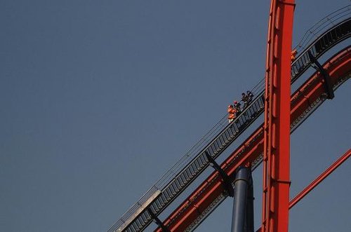 上海欢乐谷过山车故障 25名游客悬空半小时