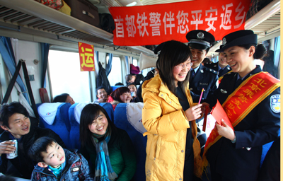 乘警与旅客共度小年(组图)