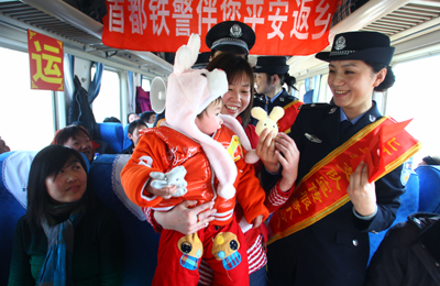 乘警与旅客共度小年(组图)