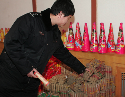 通州警方在一民房中查缴烟花爆竹300多箱