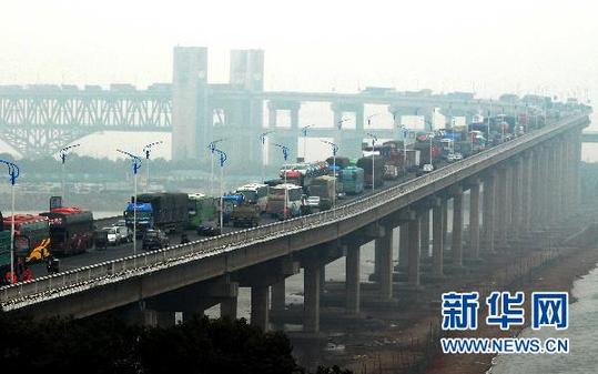 九江长江大桥迎车流高峰 拥堵近20小时