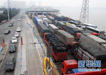 九江长江大桥迎车流高峰 拥堵近20小时