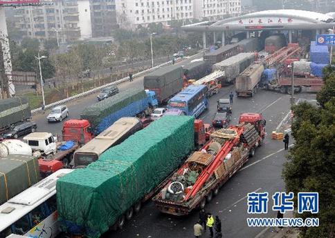 九江长江大桥迎车流高峰 拥堵近20小时