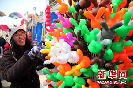 “贺年兔”流行北京庙会