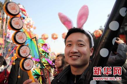 “贺年兔”流行北京庙会