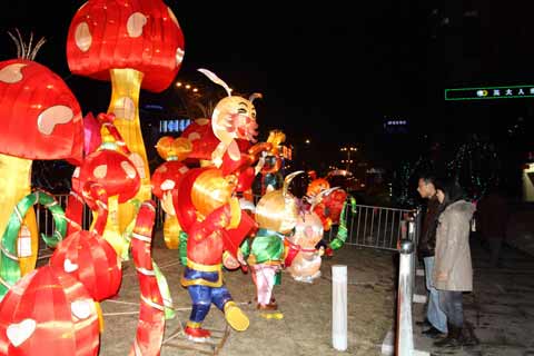 火红花灯为港城烟台春节添彩[组图]