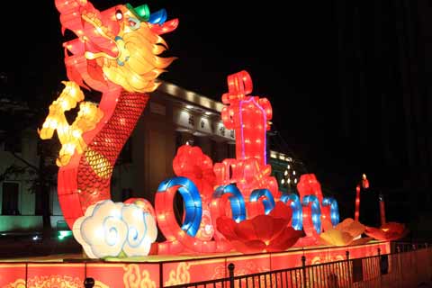 火红花灯为港城烟台春节添彩[组图]