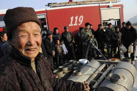 特大干旱致枣庄群众吃水困难 消防车送水到家门