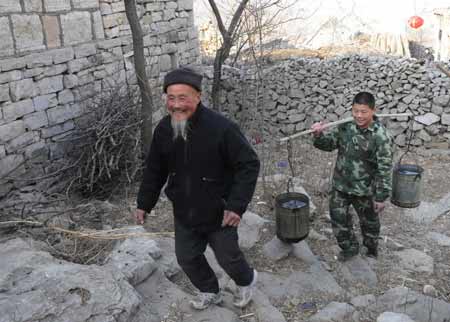 特大干旱致枣庄群众吃水困难 消防车送水到家门