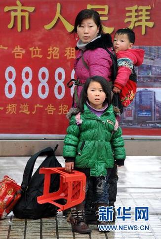 “带着孩子去打工”：农民工节后返城新气象