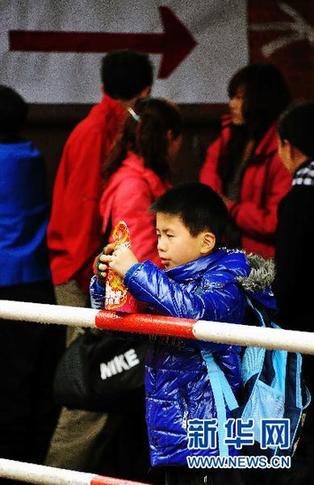 “带着孩子去打工”：农民工节后返城新气象