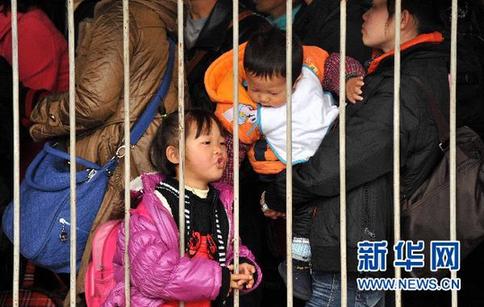 “带着孩子去打工”：农民工节后返城新气象