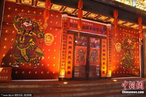 北京前门大街流光溢彩静待元宵灯会